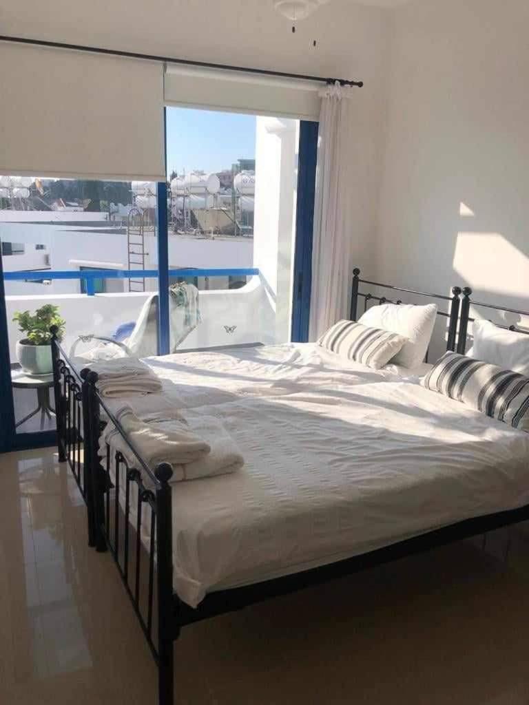 Modern 3 Bedroom Penthouse Апартаменти Пафос