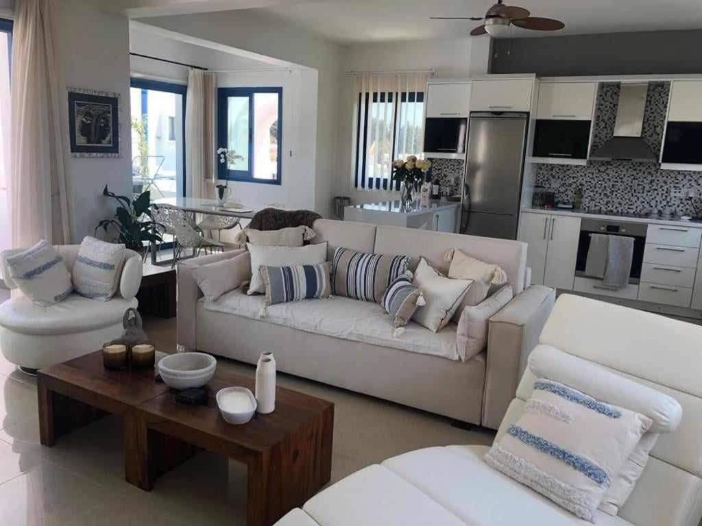 Modern 3 Bedroom Penthouse Апартаменти Пафос